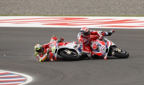 Dua pembalap Ducati, Andrea Iannone (kiri) dan Andrea Dovizioso saat keduanya bersenggolan di GP Argentina pada 3 April 2016.