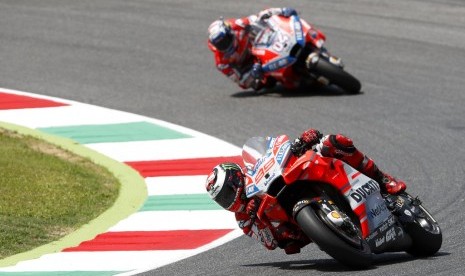 Dua pembalap Ducati, Jorge Lorenzo (kanan) dan Andrea Dovizioso memimpin balapan GP Italia, di Sirkuit Mugello, Ahad (3/6).