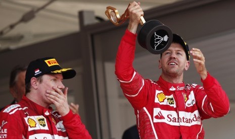 Dua pembalap Ferrari, Sebastian Vettel (kanan) dan Kimi Raikkonen menjadi juara satu dan dua di GP Monako, Ahad (28/5).