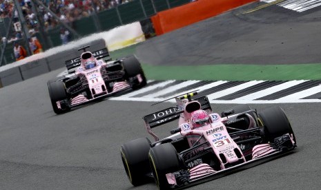 Dua pembalap Force India, Esteban Ocon (kanan) dan Sergio Perez.