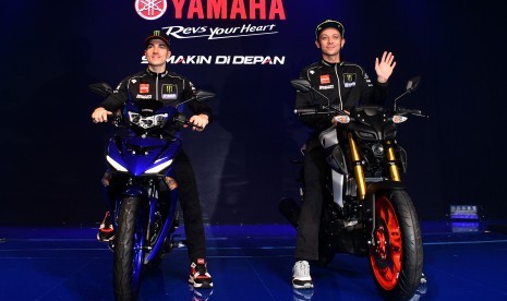 Dua pembalap Monster Energy Yamaha MotoGP Team Valentino Rossi (kanan) dengan motor Yamaha MT-15 dan Maverick Vinales dengan New MX-King melakukan sesi foto saat peluncuran kedua motor tersebut di Jakarta, Senin (4/2/2019).