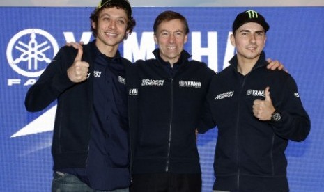 Dua pembalap MotoGP dari Yamaha Factory Racing Jorge Lorenzo (kanan) dan Valentino Rossi (kiri) bersama Managing Director Yamaha Motor Racing Lin Jarvis (tengah) berfoto bersama pada acara peluncuran logo baru Yamaha Indonesia 