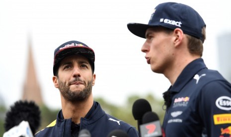 Dua pembalap Red Bull, Daniel Ricciardo (kiri) dan Max Verstappen.