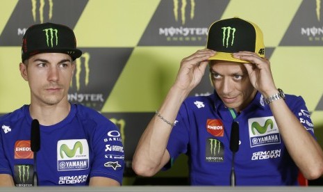 Dua pembalap Yamaha, Maverick Vinales (kiri) dan Valentino Rossi.