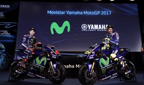 Dua pembalap Yamaha Movistar, Maverick Vinales (kiri) dan Valentino Rossi.