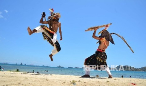 Dua penari memperagakan gerakan Tari Caci di Pantai Pede, Labuan Bajo, Nusa Tenggara Timur. (ilustrasi) 