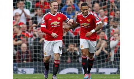 Dua pencetak gol Manchester United ke gawang Sunderland, Wayne Rooney (kiri) dan Memphis Depay.