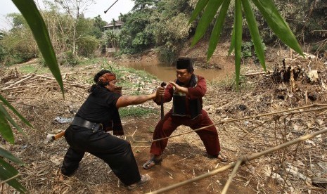 Dua pendekar betawi beraksi pada perayaan Hari Ciliwung di bantaran sungai Ciliwung, Jakarta, Rabu (11/11). 