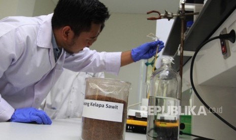 Dua peneliti dari Lembaga Ilmu Pengetahuan Indonesia (LIPI) melakukan proses pembuatan bioplastik berbahan baku tandan kelapa sawit di Laboratorium Kimia LIPI Puspiptek, Serpong, Tangerang Selatan, Banten, Selasa (30/4/2019).