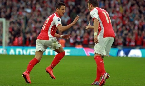 Dua penggawa Arsenal, Alexis Sanchez (kiri) dan Mesut Oezil.