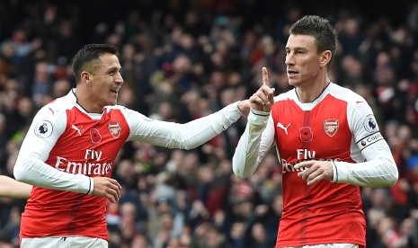 Dua penggawa Arsenal, Laurent Koscielny (kanan) dan Alexis Sanchez.