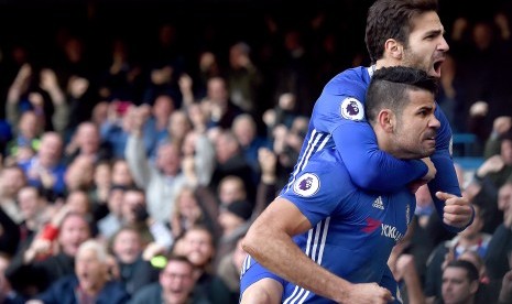 Dua penggawa Chelsea, Cesc Fabregas dan Diego Costa dalam sebuah laga Liga Primer lawan West Bromwich Albion pada 11 Desember 2016.