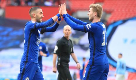 Dua penggawa Chelsea, Hakim Ziyech dan Timo Werner melakukan selebrasi sesuai mencetak gol ke gawang Manchester City pada semifinal Piala FA, Ahad (18/4).