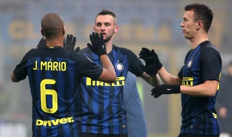 Dua penggawa Inter Milan, Ivan Perisic (kiri) dan Marcelo Brozovic (tengah).