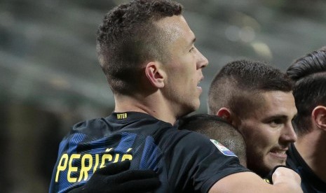 Dua penggawa Inter Milan, Ivan Perisic (kiri) dan Mauro Icardi.