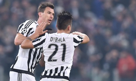 Dua penggawa Juventus, Mario Mandzukic (kiri) dan Paulo Dybala.