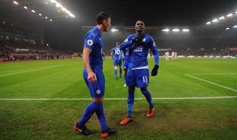 Dua penggawa Leicester City, Daniel Amartey and Leonardo Ulloa saat merayakan gol ke gawang Stoke City, Ahad (18/12).