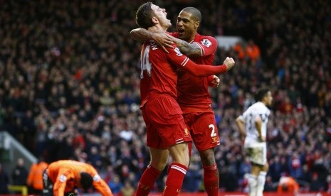 Dua penggawa Liverpool, Jordan Henderson dan Glen Johnson.