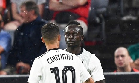 Dua penggawa Liverpool, Sadio Mane (kanan) dan Philippe Coutinho.