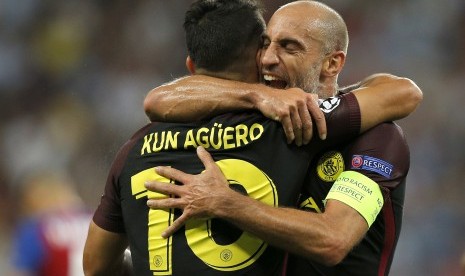 Dua penggawa Manchester City, Pablo Zabaleta (kanan) dan Sergio Aguero.