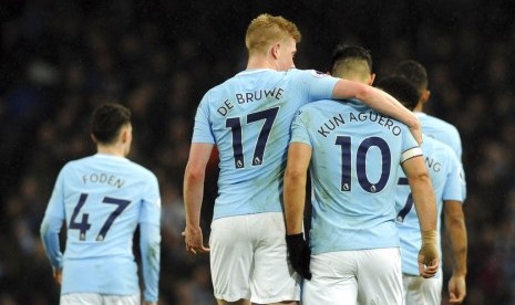 Dua penggawa Manchester City, Sergio Aguero (kanan) dan Kevin de Bruyne (tengah).