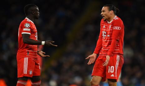 Dua penggawa Bayern Munechen, Sadio Mane (kiri) dan Leroy Sane (kanan), adu argumen di tengah laga melawan Manchester City pada leg pertama perempat final Liga Champions 2022/2023, di Stadion Etihad, Rabu (12/4/2023). 