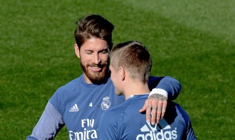 Kapten Real Madrid, Sergio Ramos (kiri) dan Toni Kroos.