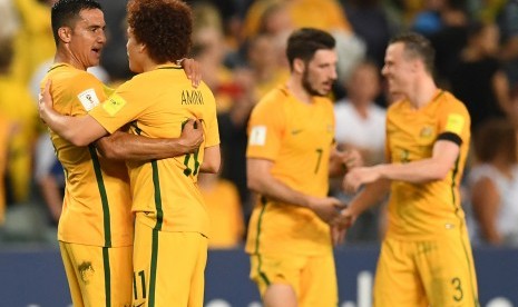 Dua penggawa timnas Australia, Tim Cahill (kiri) dan Mustafa Amini merayakan kemenangan atas Uni Emirat Arab pada laga kualifikasi Piala Dunia 2018, di stadion Sydney, Selasa (28/9). Australia menang 2-0.