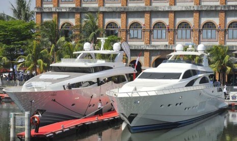  Dua pengunjung berfoto diantara kapal pesiar (Yacht)  di Batavia Marine Sunda Kelapa, Jakarta, Sabtu (8/6). (Antara/Wahyu Putro)