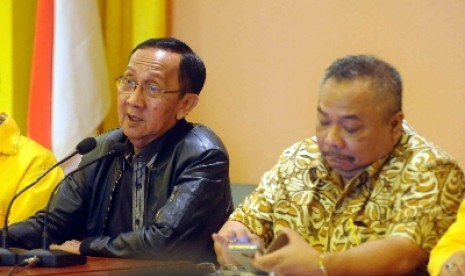 Dua pengurusa kubu Agung Laksono, Ketua DPP Golkar Leo Nababan bersama Ki Manteb Soedharsono.