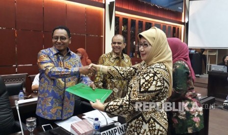 Dua pengusul Rancangan Undang Undang Lembaga Pendidikan Keagamaan dan   Pesantren menyerahkan draf usulan RUU ke Pimpinan Badan Legislasi DPR di Kompleks Parlemen Senayan, Jakarta, Selasa (27/3).