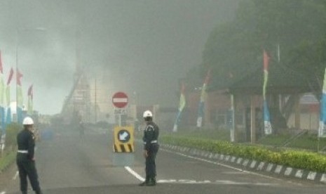 Dua penjaga keamanan di Pertamina Cilacap, sedang berjaga-jaga di jalan masuk komplek kilang. 