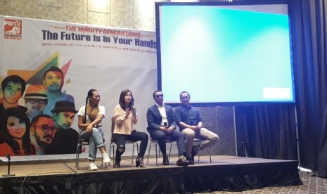 Dua penyanyi ternama Giring Nidji dan Tompi berbicara soal ekonomi kreatif pada acara “The Mighty Generations: The Future in Your Hands” di Hotel Akmani Jakarta, Ahad (17/12).