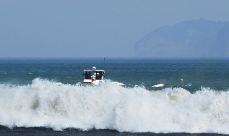 Dua perahu nelayan tetap nekat melaut di perairan Plawangan Puger, Jember, Jawa Timur, Kamis (19/7).