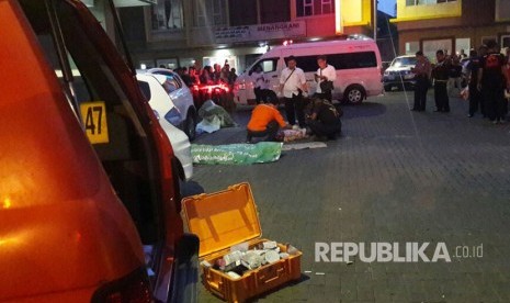 Dua perempuan muda tewas bunuh diri dengan cara melompat dari lantai lima Apartemen Gateway Jalan Ayani (Cicadas) kota Bandung, Senin (34/7).