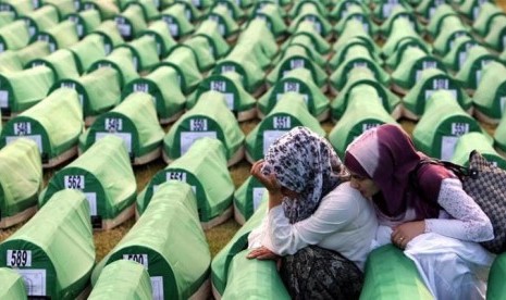 Dua perempuan Muslim Bosnia mekamam kembali keluarganya yang mencjadi korban pembantian Serbia di Sebrenica.