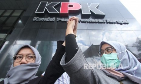 Dua perempuan yang tergabung dalam Wadah Pegawai KPK melakukan aksi solidaritas, di Gedung KPK Merah Putih, Jakarta, Kamis (7/2/2019).