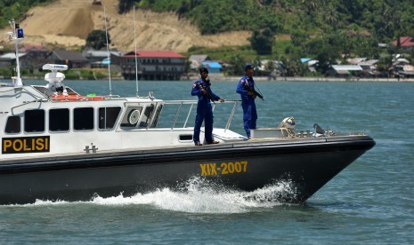 Dua personil kapal patroli C2 BKO Airud Polda Sulteng bersenjata lengkap bersiaga saat berpatroli di perairan Poso, di Poso, Sulawesi Tengah, Rabu (18/3).