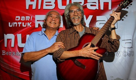 Dua personel kelompok musik era 60an, Koes Bersaudara, Koesnomo alias Nomo Koeswoyo (kiri) dan Koesrojo alias Yok Koeswoyo. Nomo meninggal dunia pada Rabu (15/3/2023). 