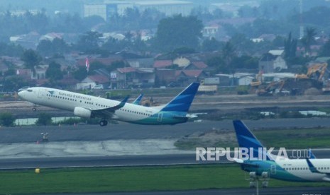 Pesawat jenis boeing milik Garuda Indonesia lepas landas di Bandara Soekarno Hatta, Tangerang, Banten.