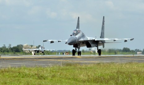 Dua pesawat jet tempur Sukhoi milik TNI Angkatan Udara (AU) mendarat di runway pangkalan udara Lanud Sultan Hasanuddin, Makassar, Sulawesi Selatan, Senin (28/3).