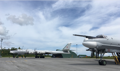 Dua pesawat pengebom milik Rusia, TU-95MS berada di pangkalan udara Biak, Papua.