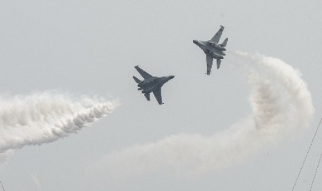 Dua pesawat Sukhoi TNI AU bermanuver.