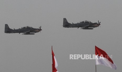 Dua pesawat tempur Super Tucano melintas di udara.