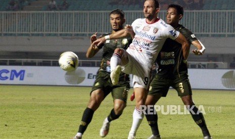 Dua pesepak bola Tira Persikabo menempel ketat pesepak bola Bali United Ilija Spasojevic (tengah) dalam lanjutan Liga 1 2019 di Stadion Pakansari, Cibinong, Kabupaten Bogor, Jawa Barat, Kamis (15/8/2019). 