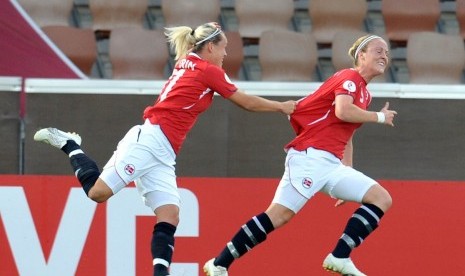 Dua pesepak bola wanita Norwegia dalam laga internasional.