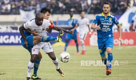 Dua pesepakbola Persib Bandung Achmad Jufriyanto (kiri) dan Rene Mihelic (kanan) menghadang laju pesepakbola Madura United Greg Nwokolo (tengah) saat pertandingan Sepak Bola Liga 1 2019 di Stadion Si Jalak Harupat, Kabupaten Bandung, Jawa Barat, Ahad (23/6/2019).