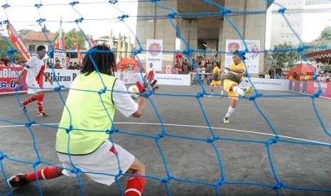 Dua peserta dar Jogja dan Banten tampil pada Turnamen Nasional 'Street Soccer' digelar Rumah Cemara di Lapangan Bawet, bawah Flyover Pasupati, Jl Balubur, Kota Bandung, Ahad (26/2). 