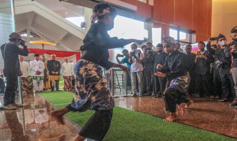 Dua pesilat memainkan jurus aliran Cimande dalam tradisi Parebut Seeng di Gedung DPRD Kabupaten Bogor, Jawa Barat, Jumat (3/6/2022). Parebut Seeng atau Rampag Seeng yang merupakan salah satu kesenian bela diri khas tatar Sunda yang melegenda itu ditampilkan dalam rangka memperingati Hari Jadi Bogor ke-540. 