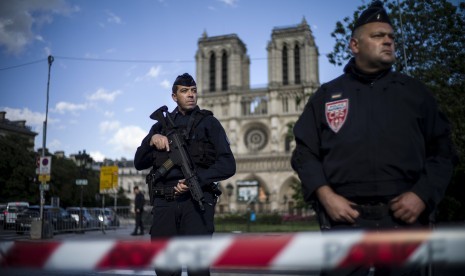 Dua petugas keamanan berjaga di depan Katedral Notre Dame di Paris, Prancis.